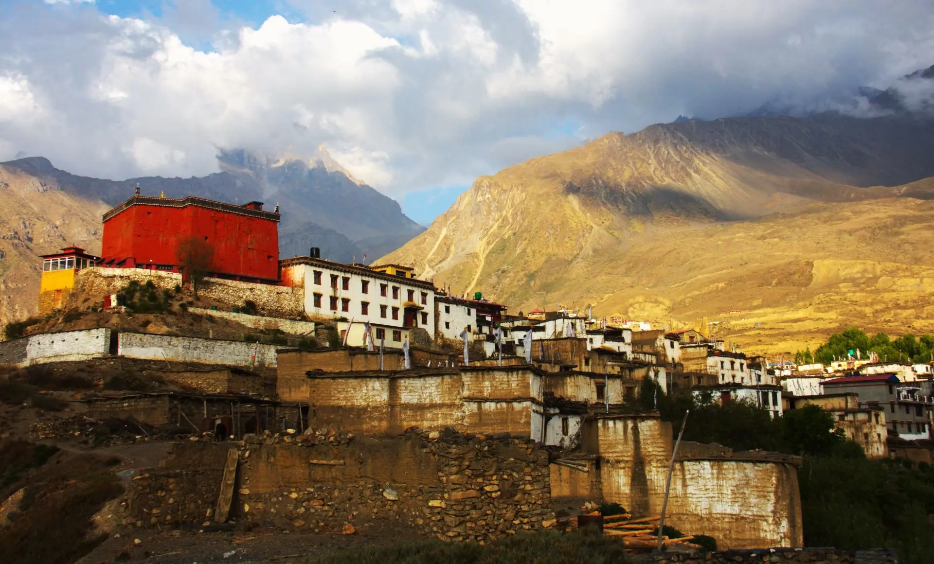 Lower Mustang Trekking